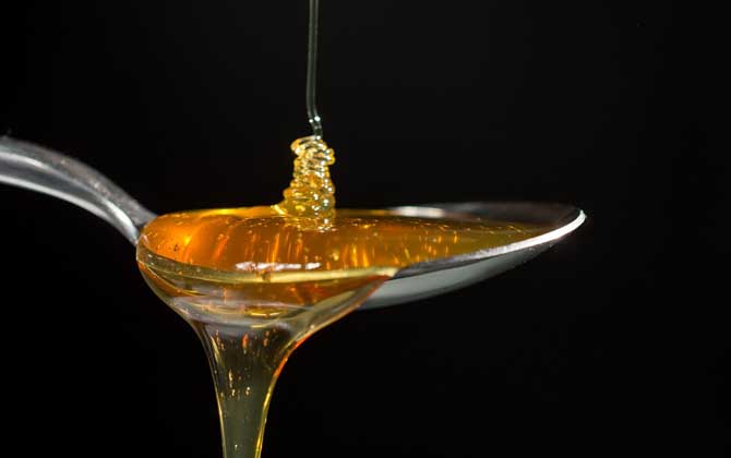 蜂蜜有酒味還能喝嗎？有酒味說明蜂蜜已經變質了，最好不要食用！